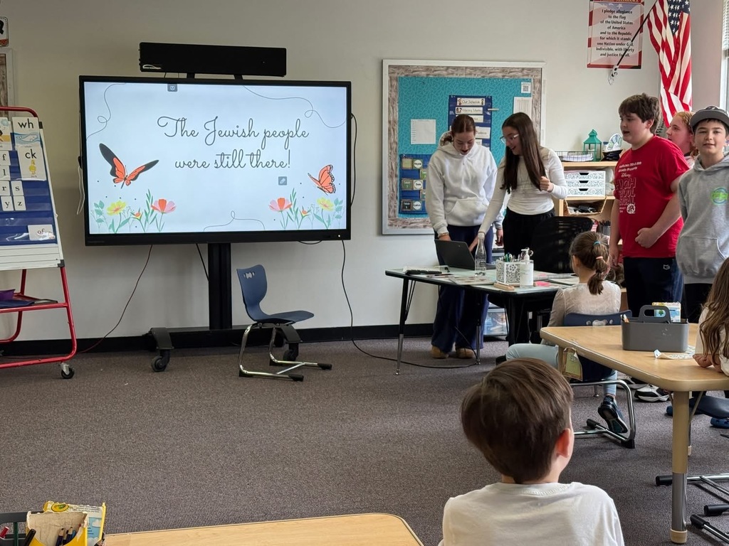 eighth graders present to kindergarten