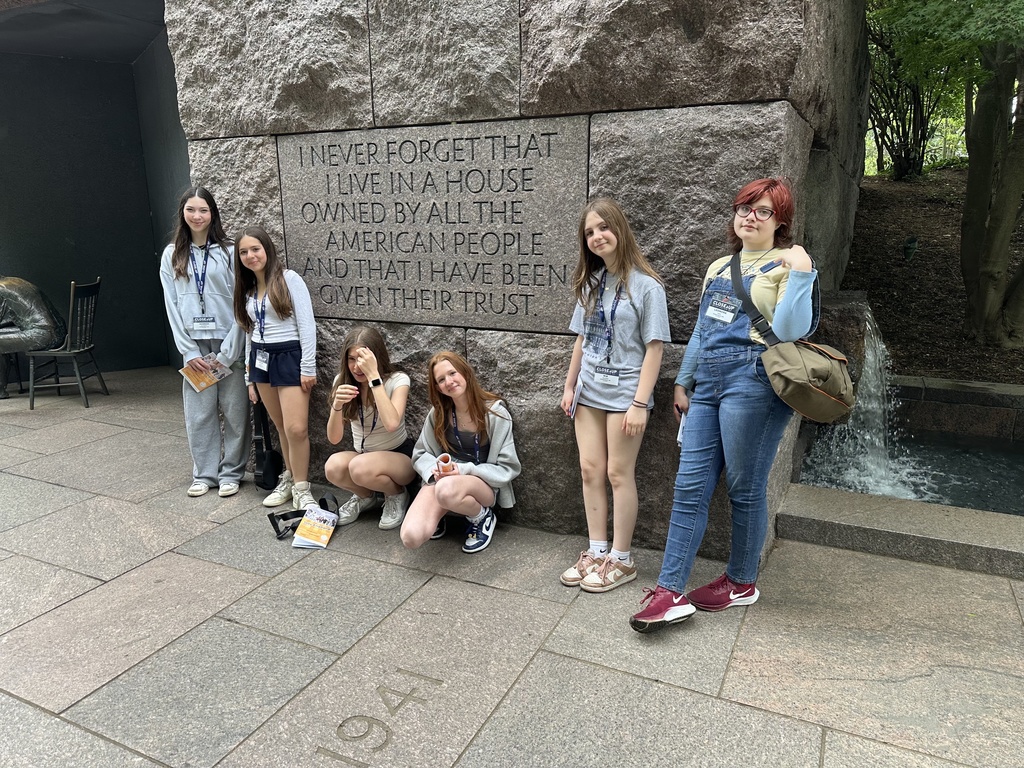 students at Roosevelt memorial