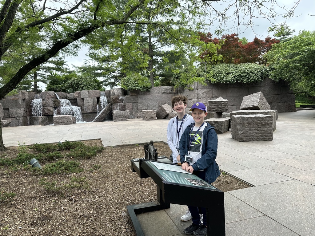 students at Roosevelt memorial