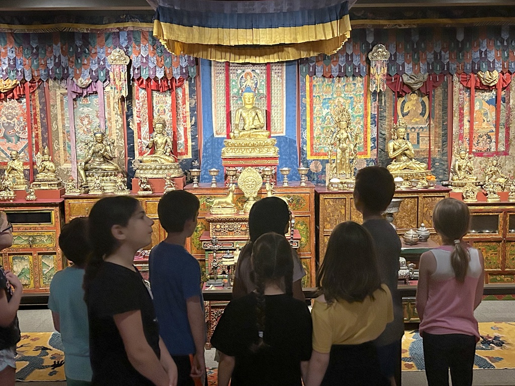 students view art