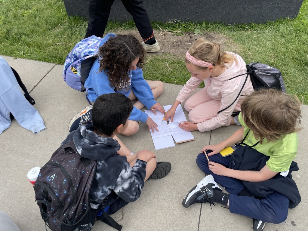 students draw
