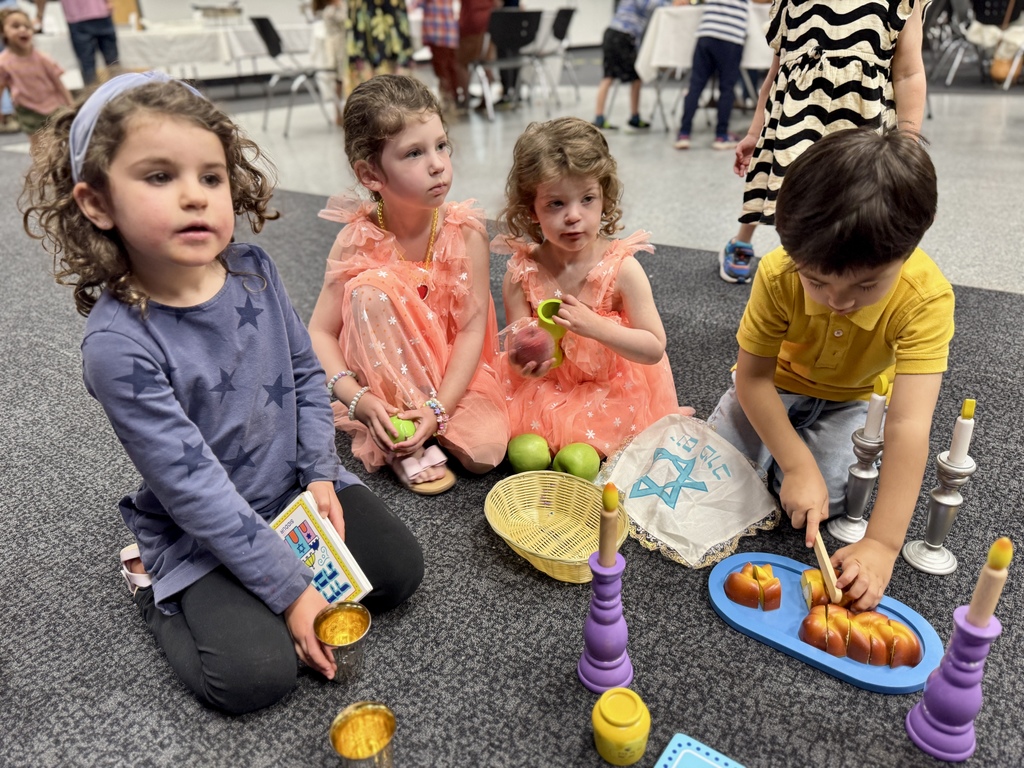 children play with Shabbat toy set