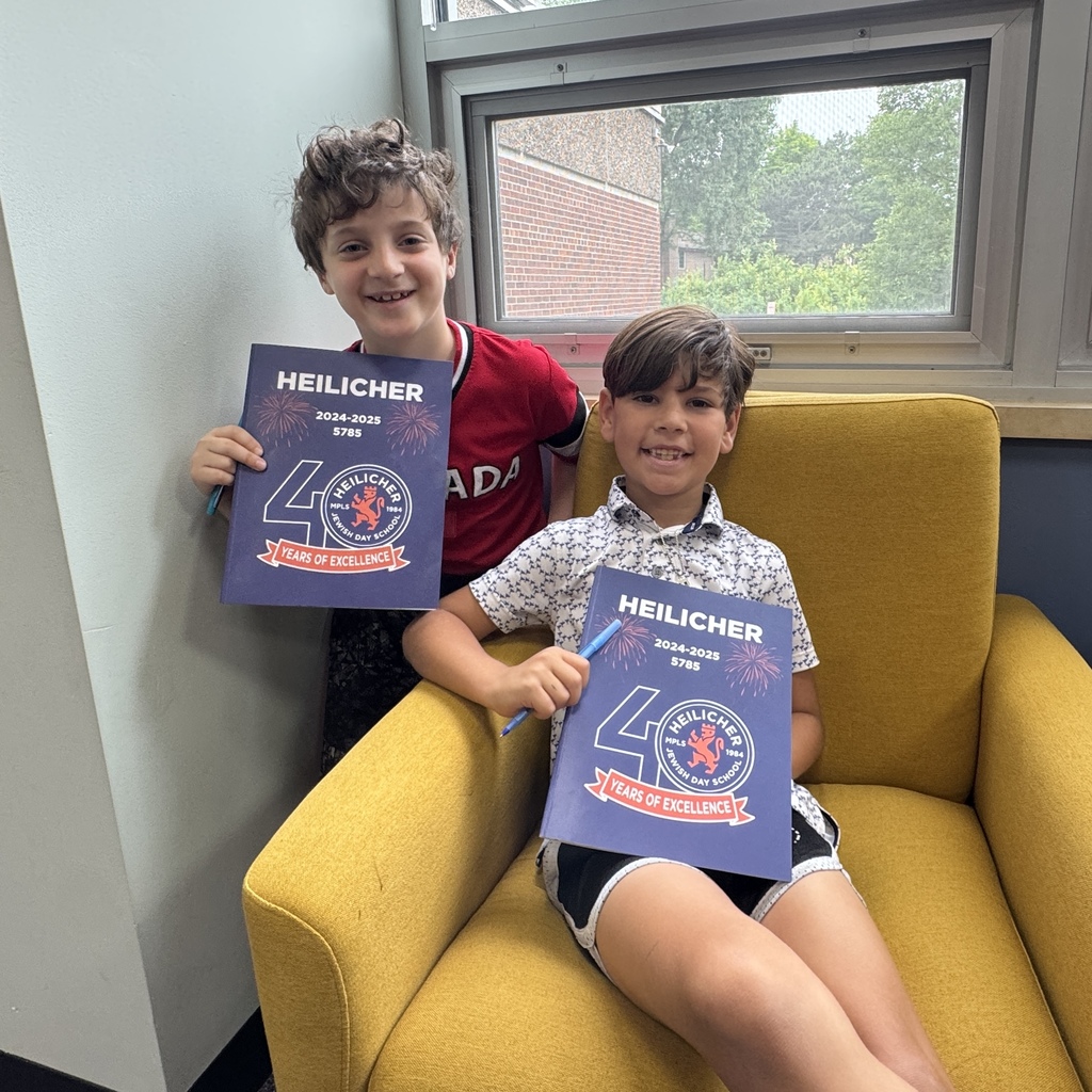 students with yearbooks
