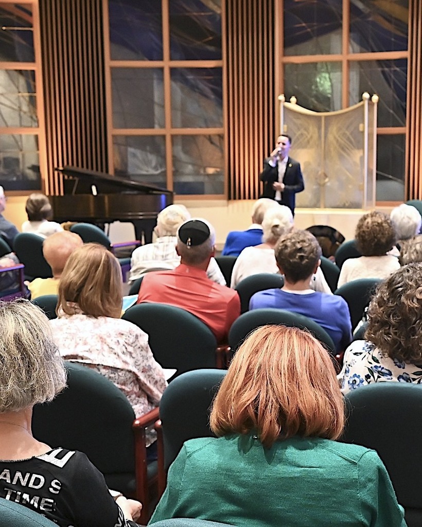 audience listens to singer Omer Shaish