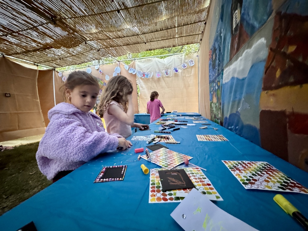 students decorate frames