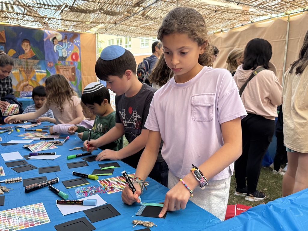 students decorate frames