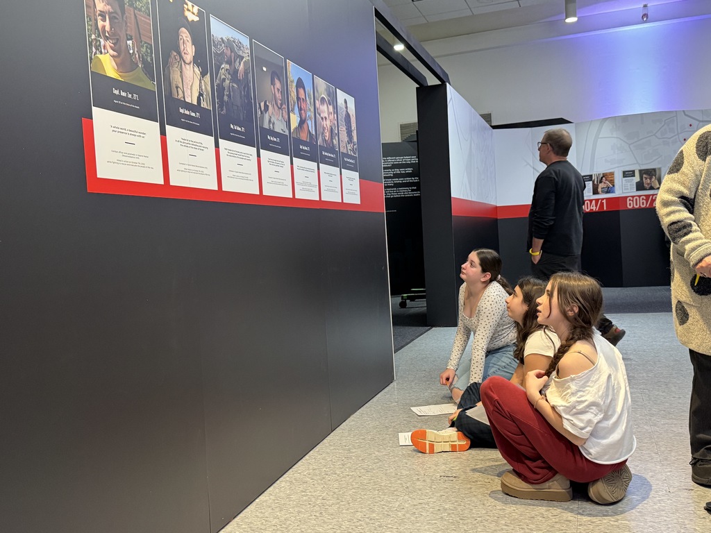 students read about fallen rescue force members