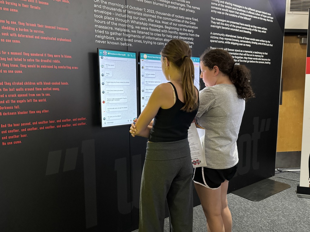 student see real-time group messages between kibbutz members during attack