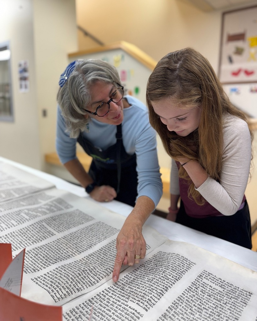 HaMorah Wendy and student look at Torah