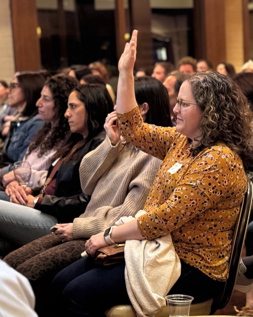 audience member raises hand