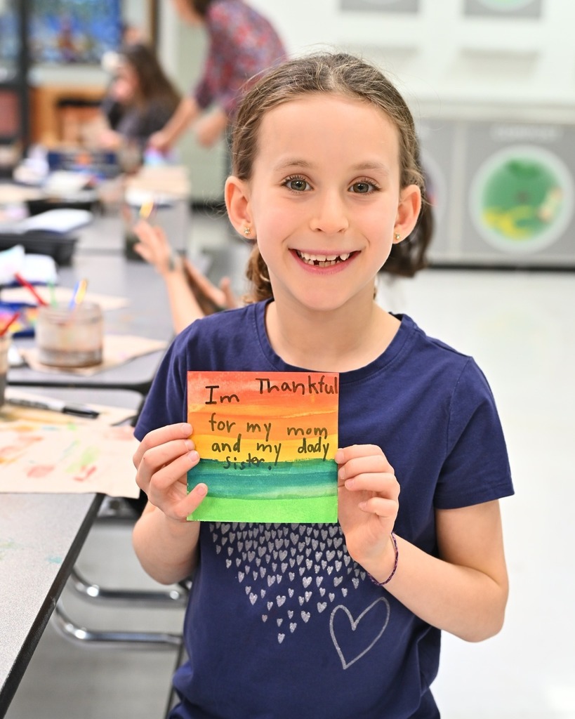 student shows gratitude art: I am thankful for my mom and my daddy and sister