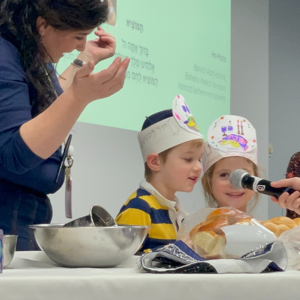 kindergartners lead hamotzi