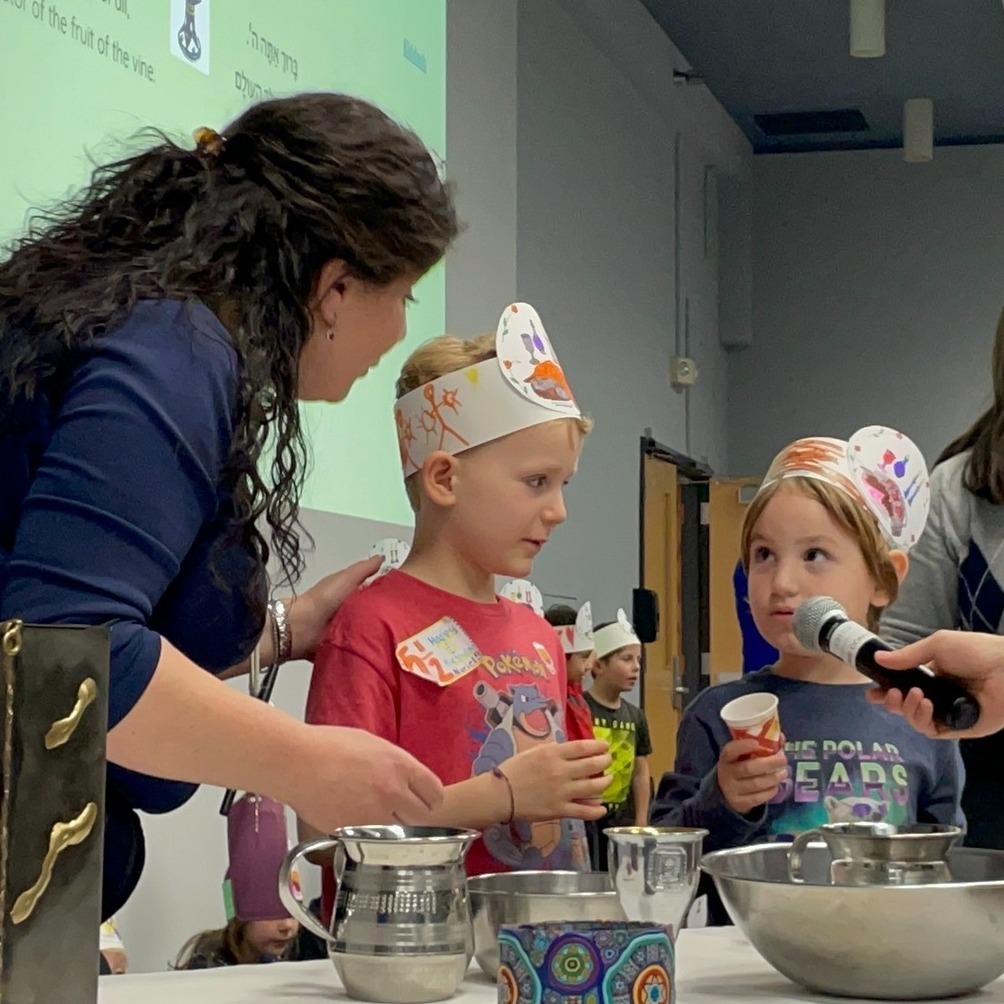 kindergartners lead kiddush