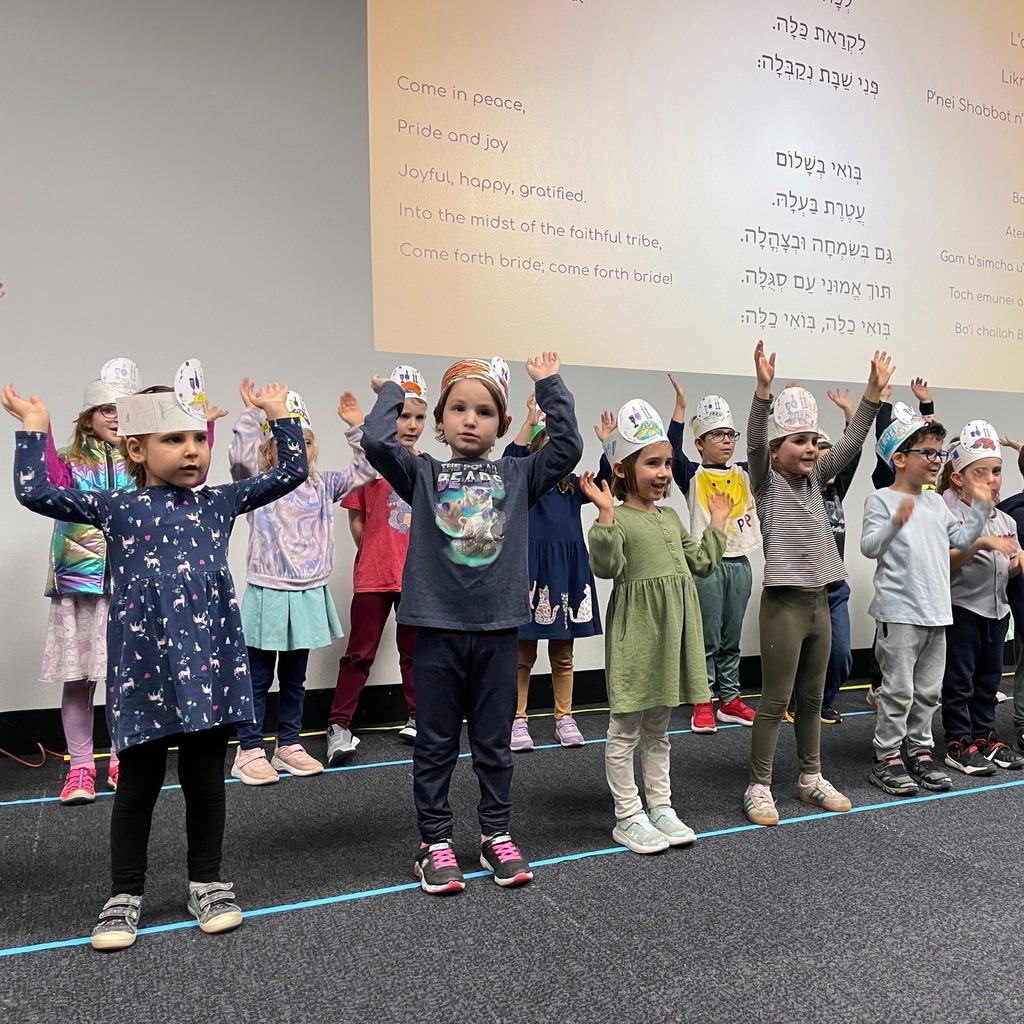 kindergarten sings and dances to L'khah Dodi to welcome in Shabbat