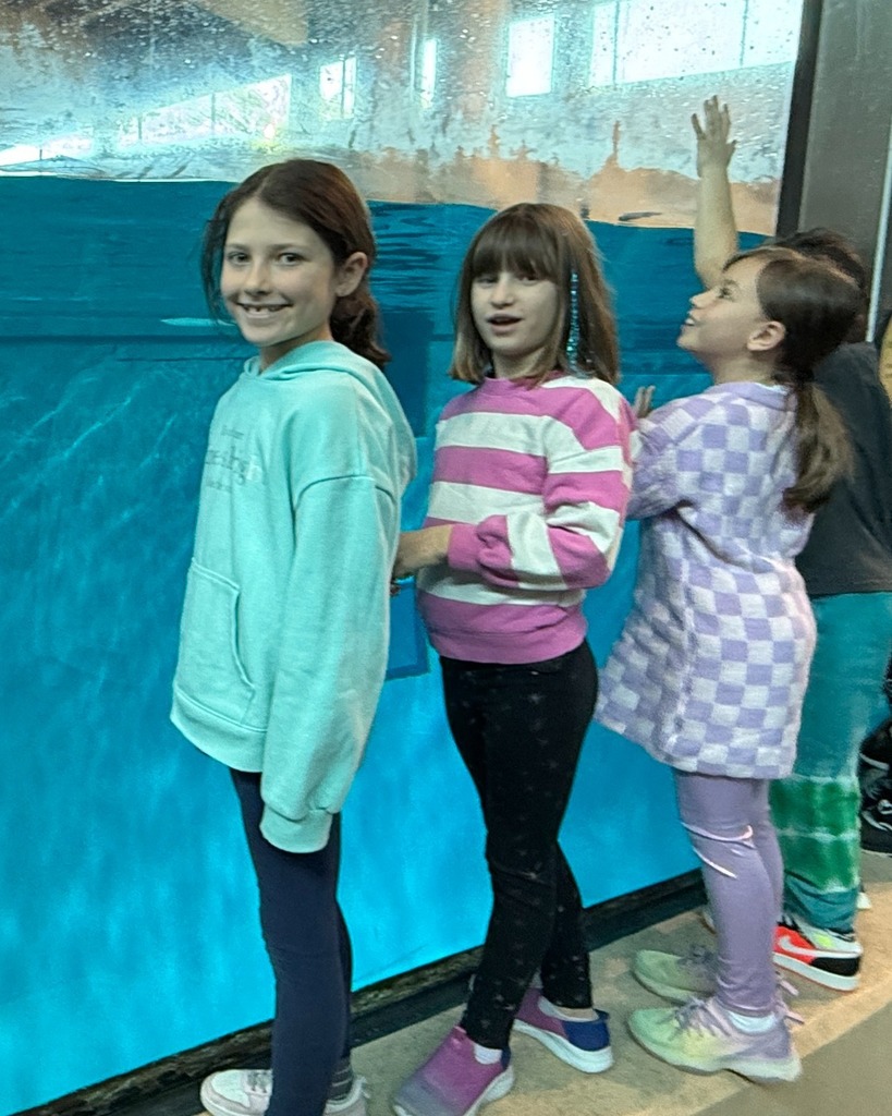 students at aquarium