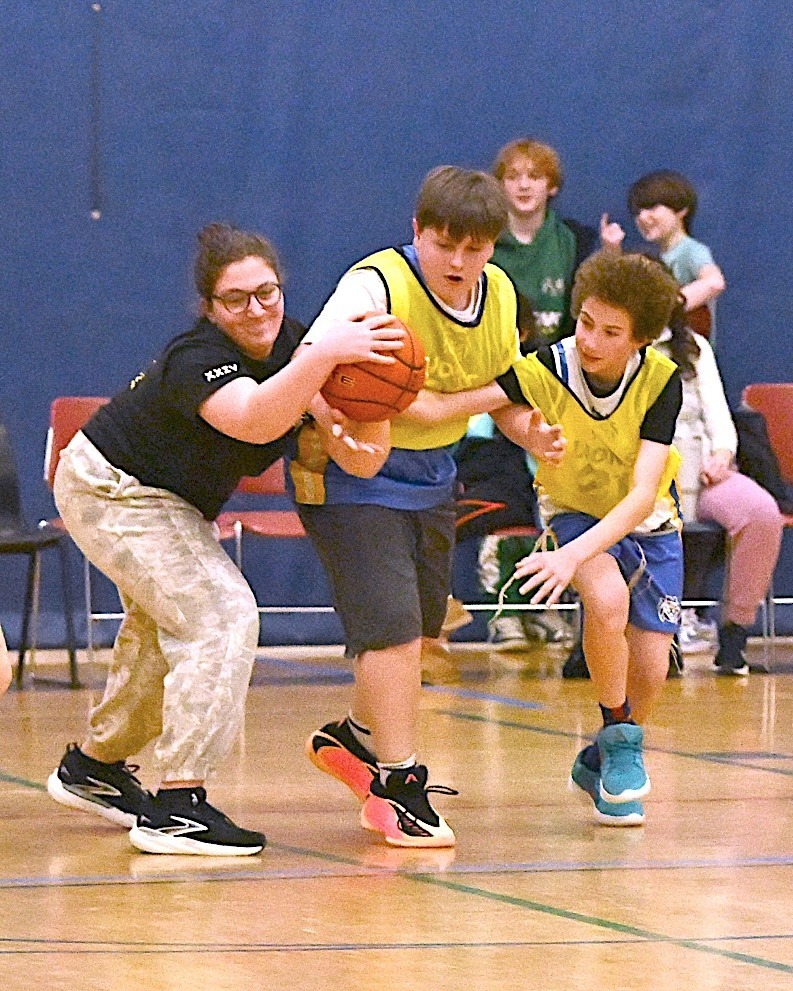 students and alumni play basketball
