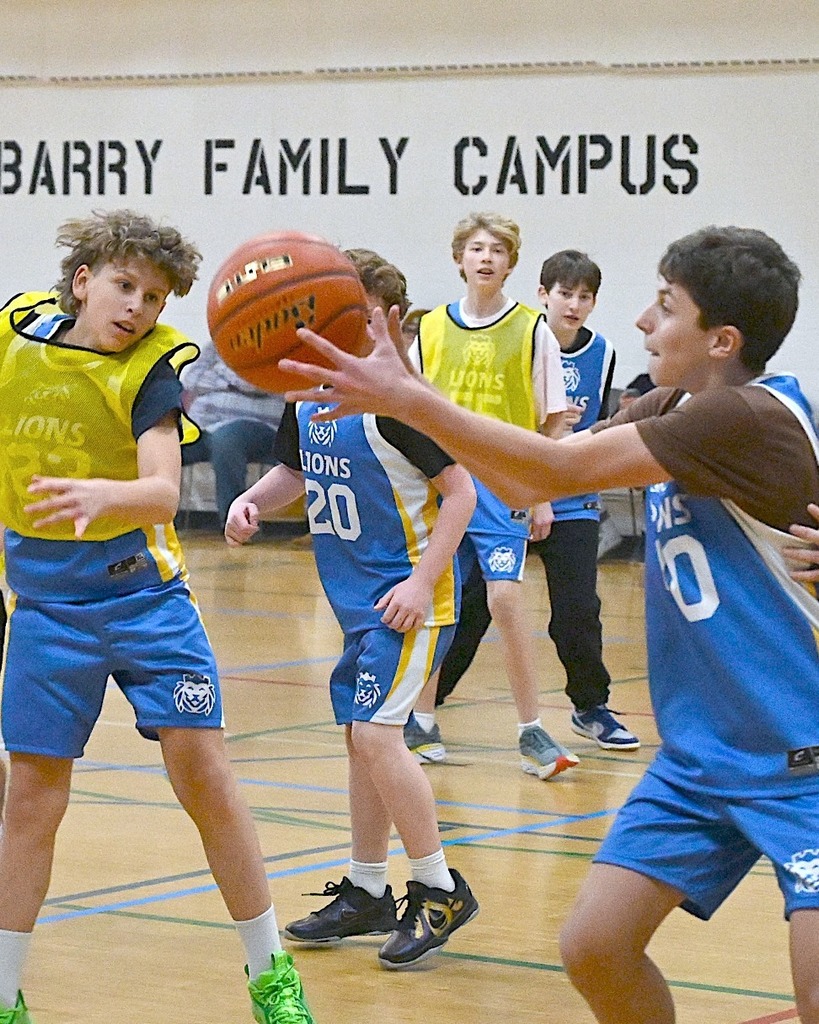 students and alumni play basketball