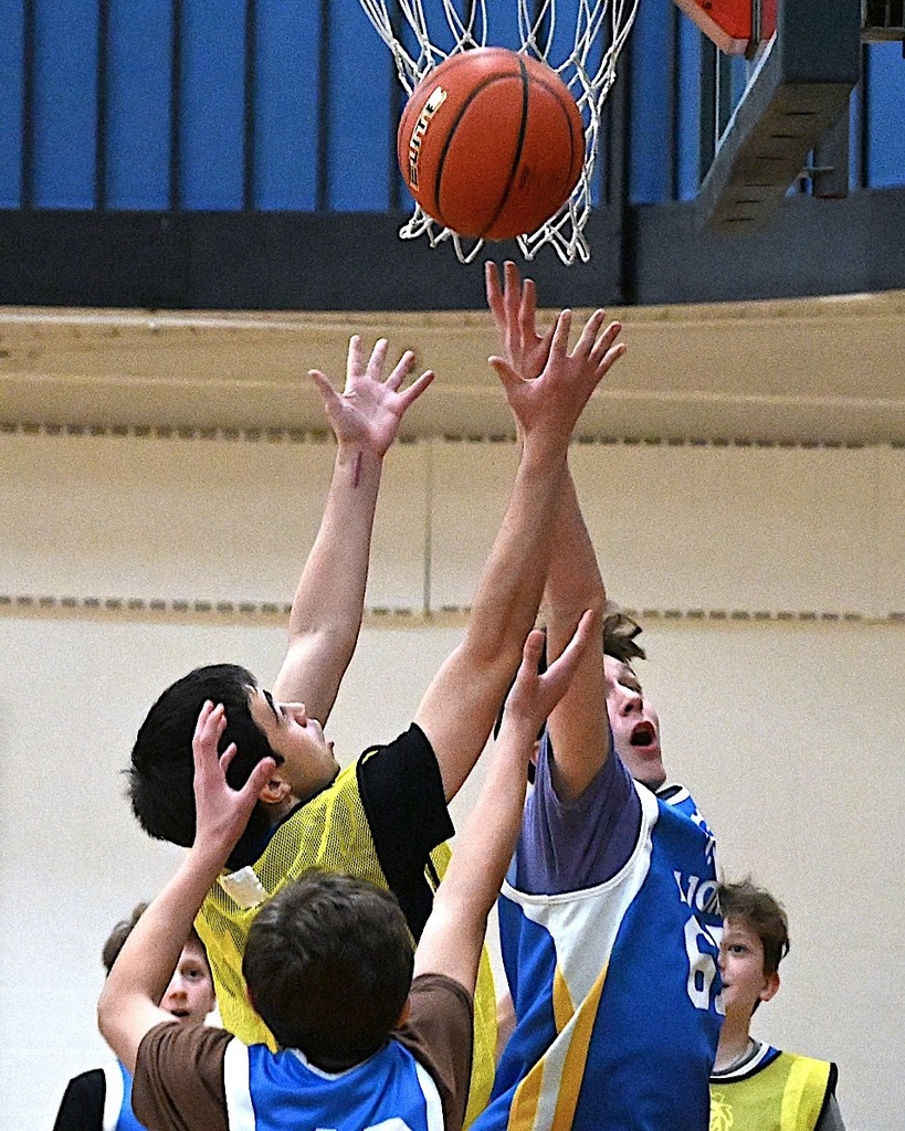 students and alumni reach for rebound