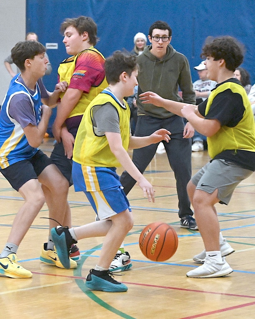 students and alumni play basketball