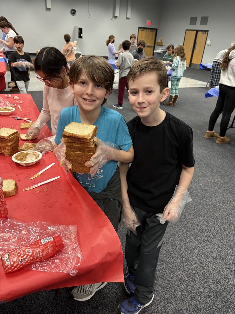 students show sandwiches they made for The Sandwich Project