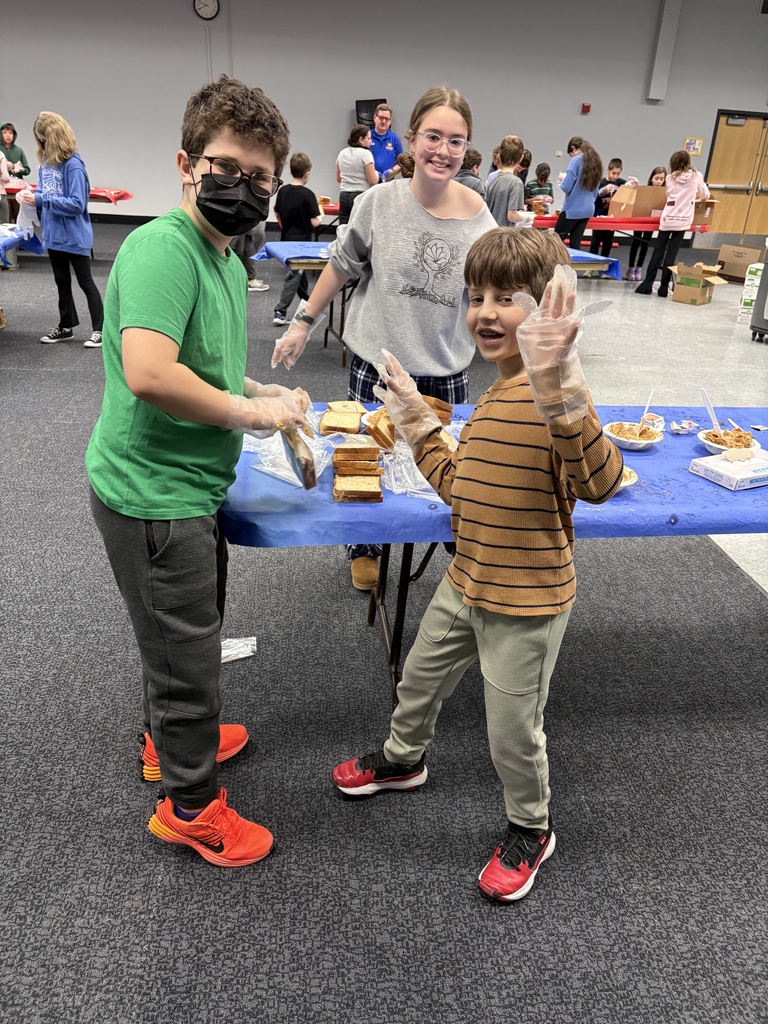 students make sandwiches for The Sandwich Project
