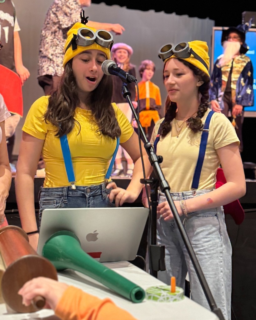 students recite Purim poem