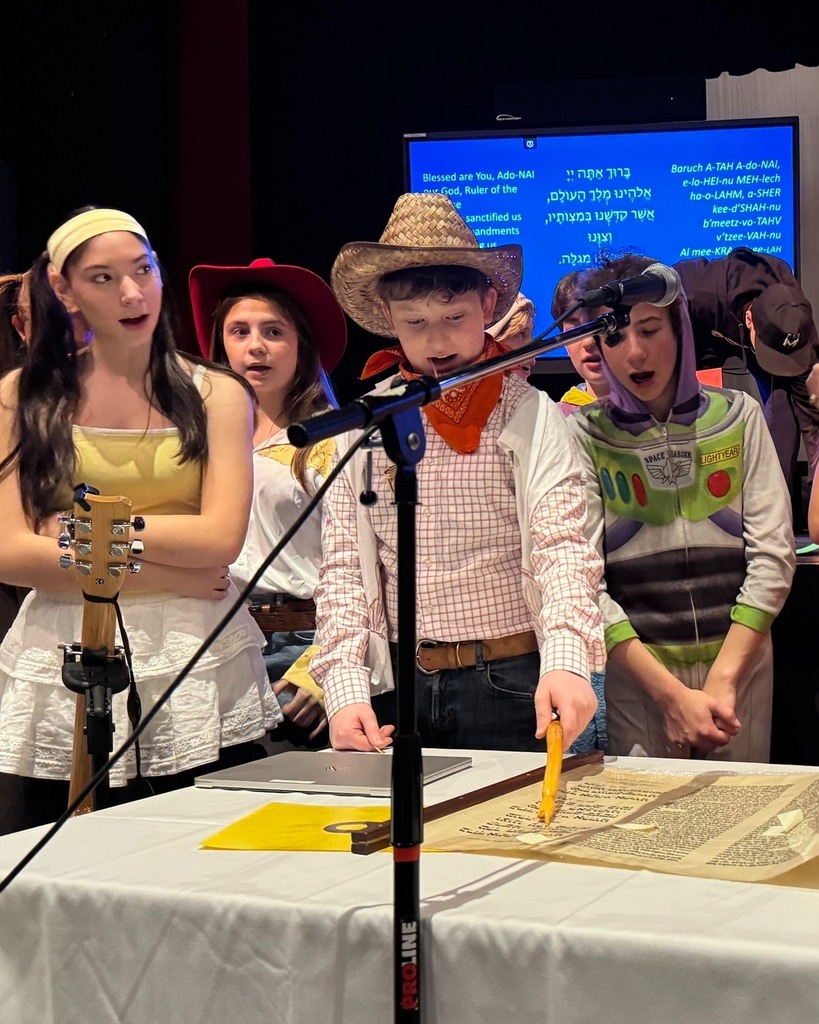eighth graders say blessing over Megillah