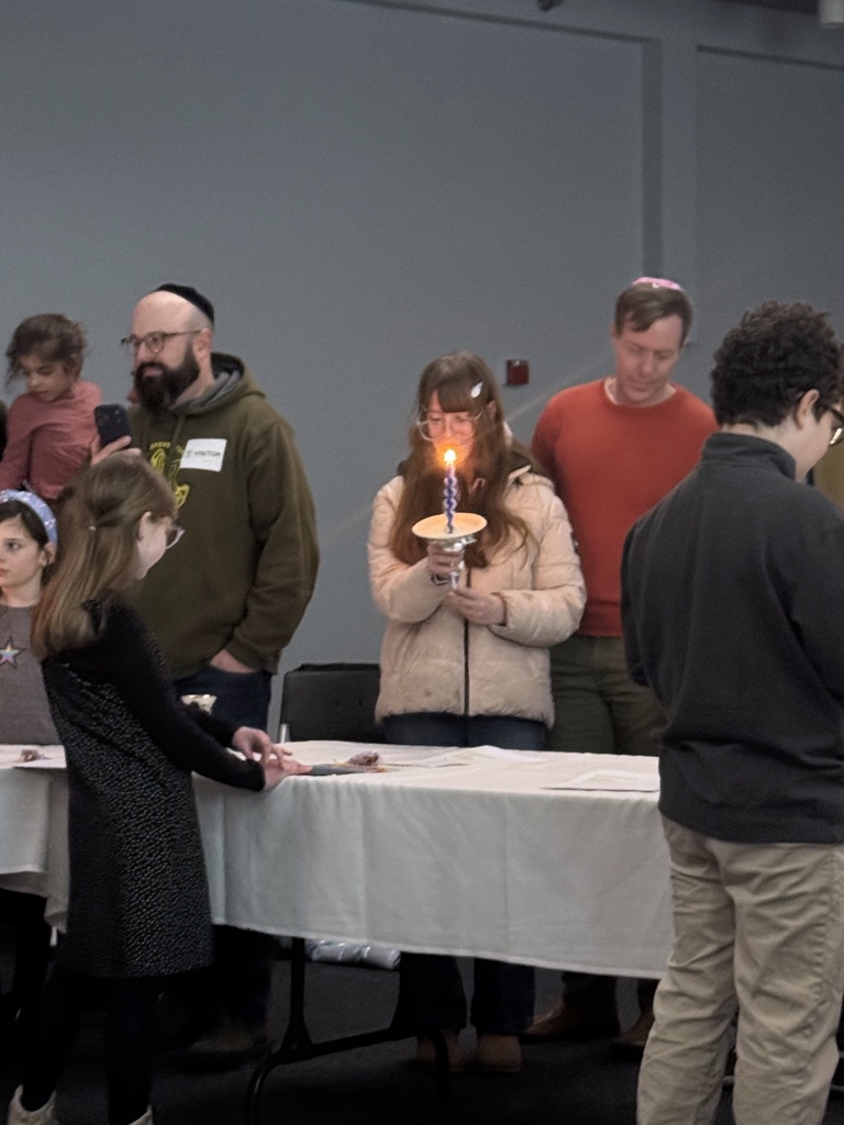 fourth grade family concludes Shabbat with Havdalah