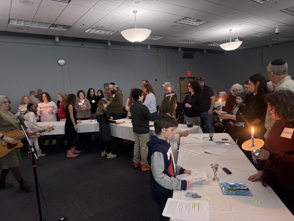 fourth graders and their families conclude Shabbat with Havdalah