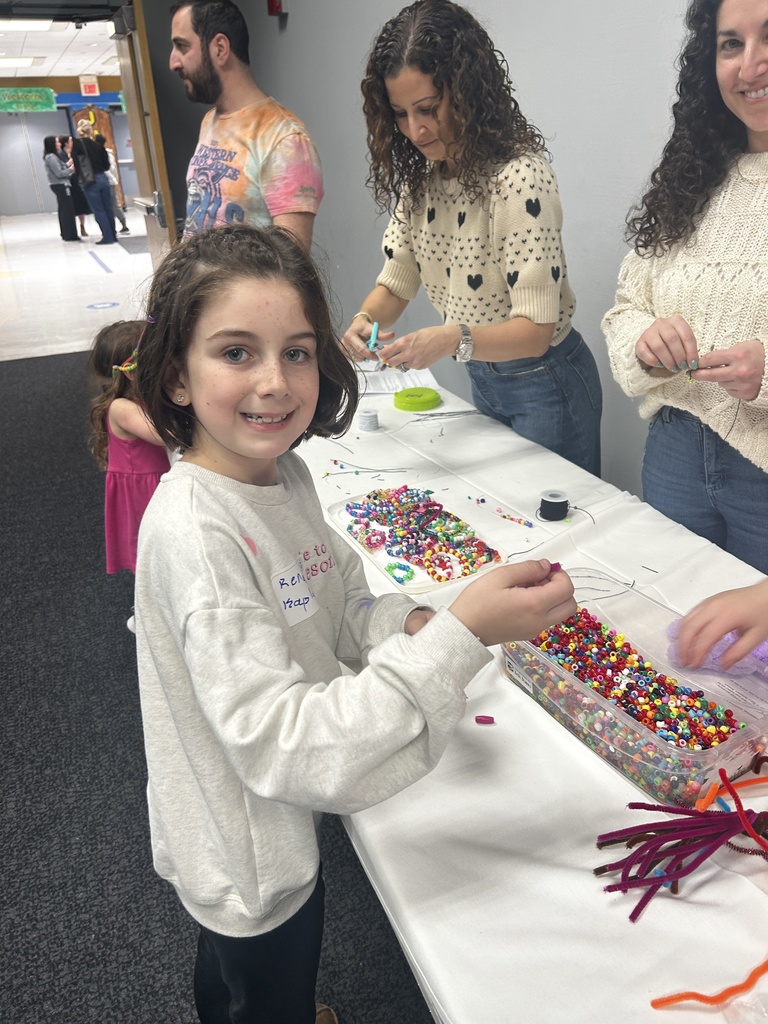 children make bracelets