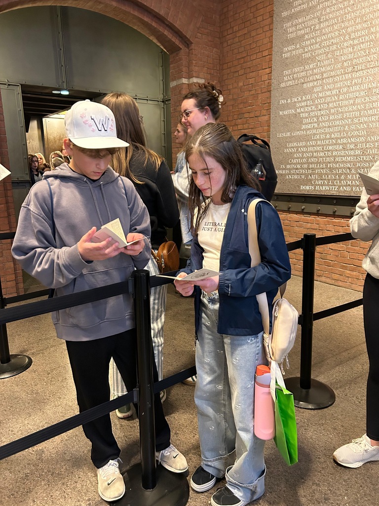 students read in D.C. museum