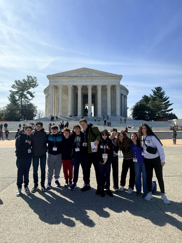 seventh graders pose outside of the Jefferson Memorial