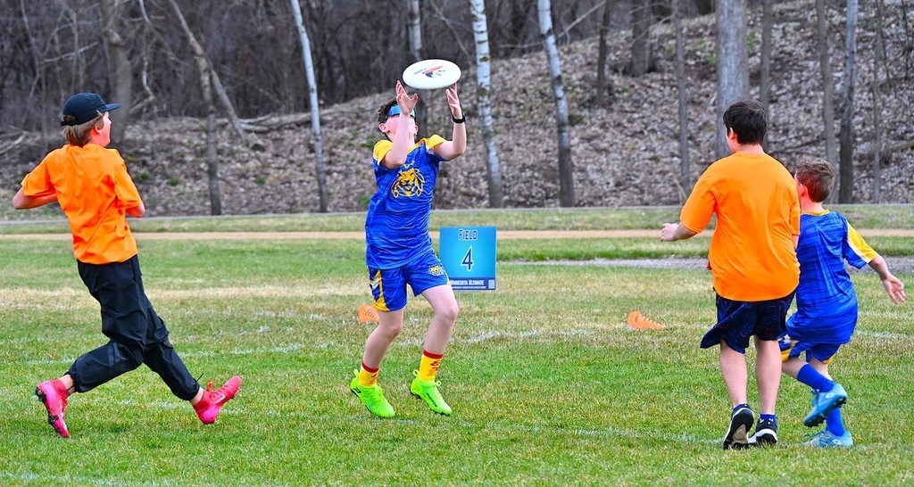 SJA ultimate player catches frisbee
