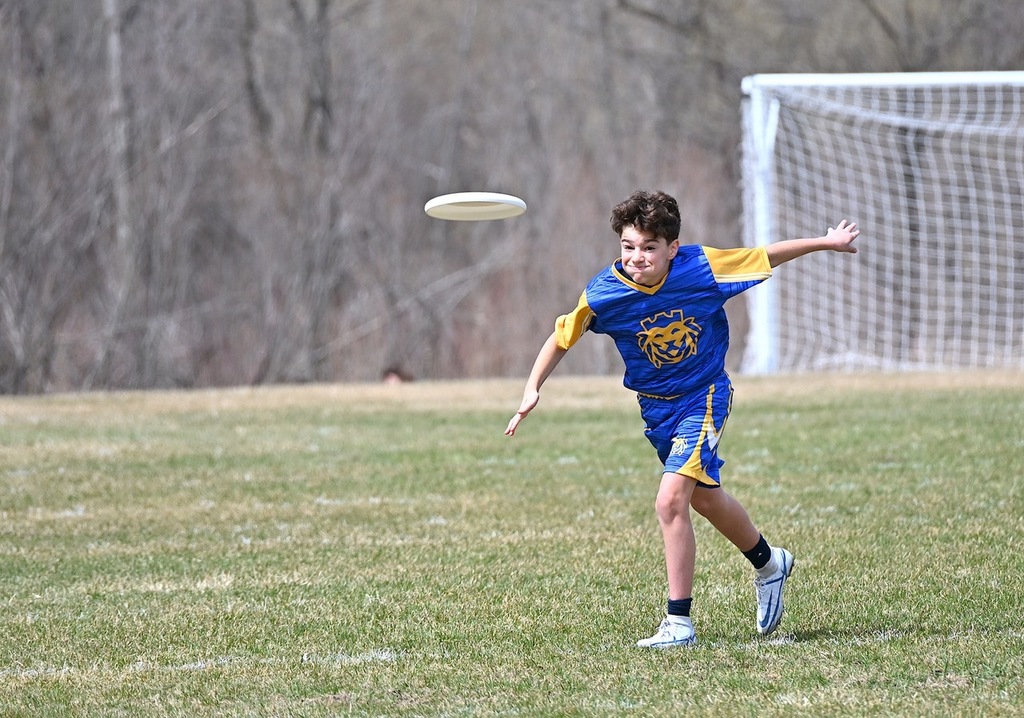 SJA ultimate player throws frisbee