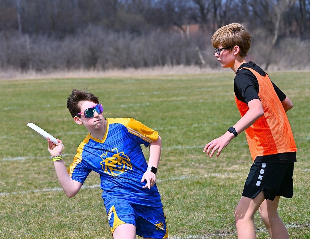 SJA ultimate player throws frisbee