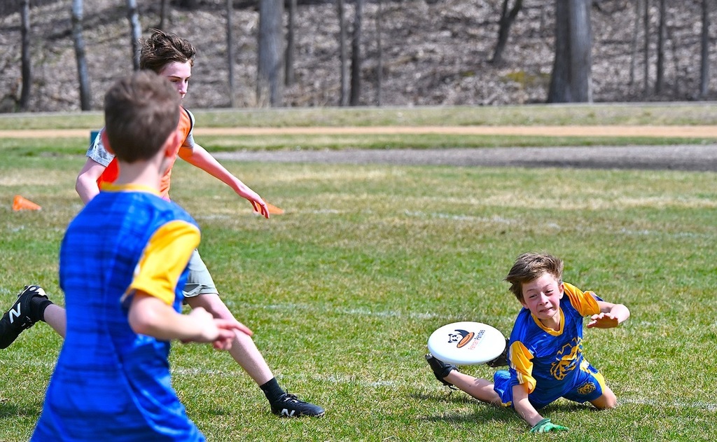 SJA ultimate player dives for frisbee