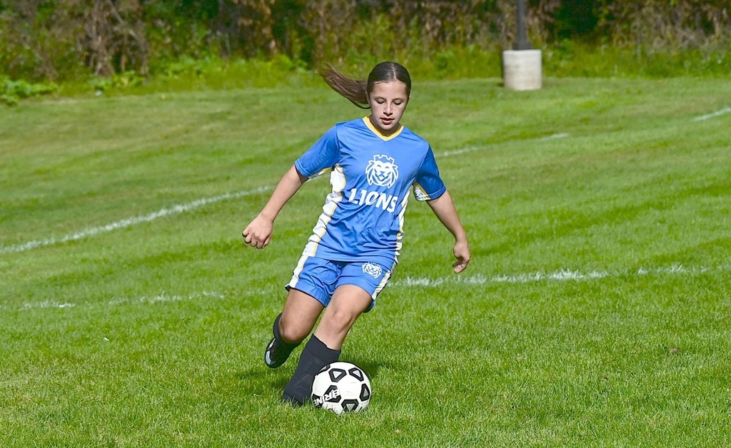 SJA Lions soccer player dribbles the ball