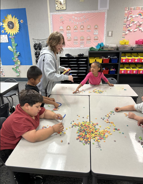 Studensts building their fruti loop bracelets