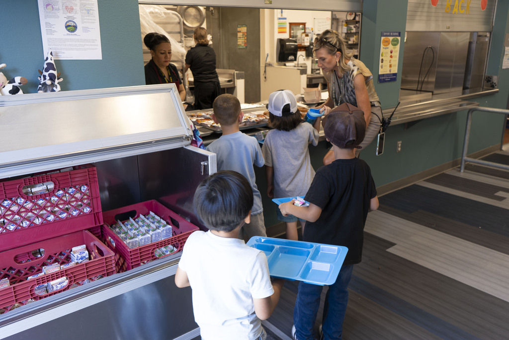 students getting lunch