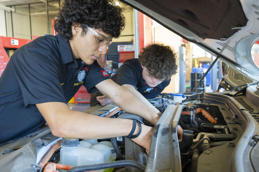 Hemet High CTE Automotive Class