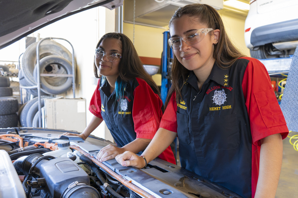 Hemet High CTE Automotive Class