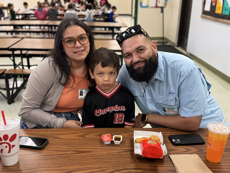students eating with their families