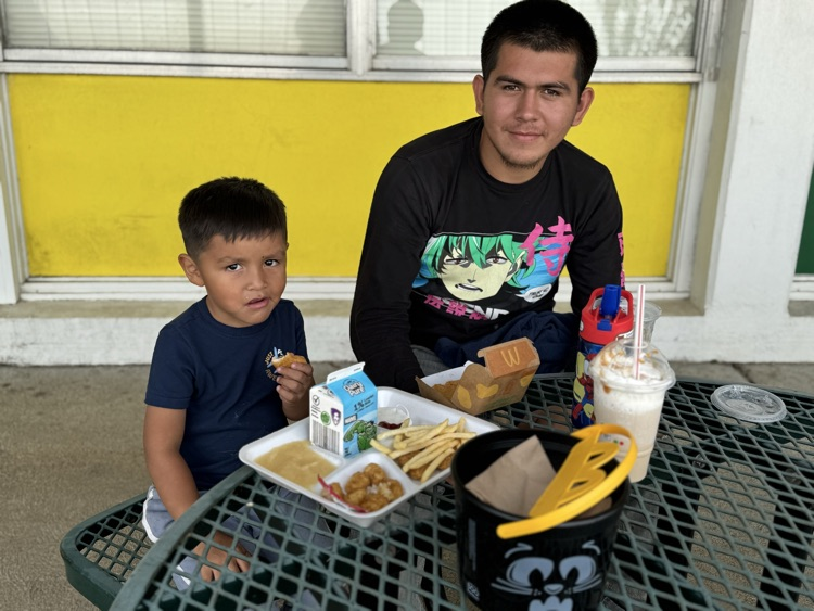 students eating with their families