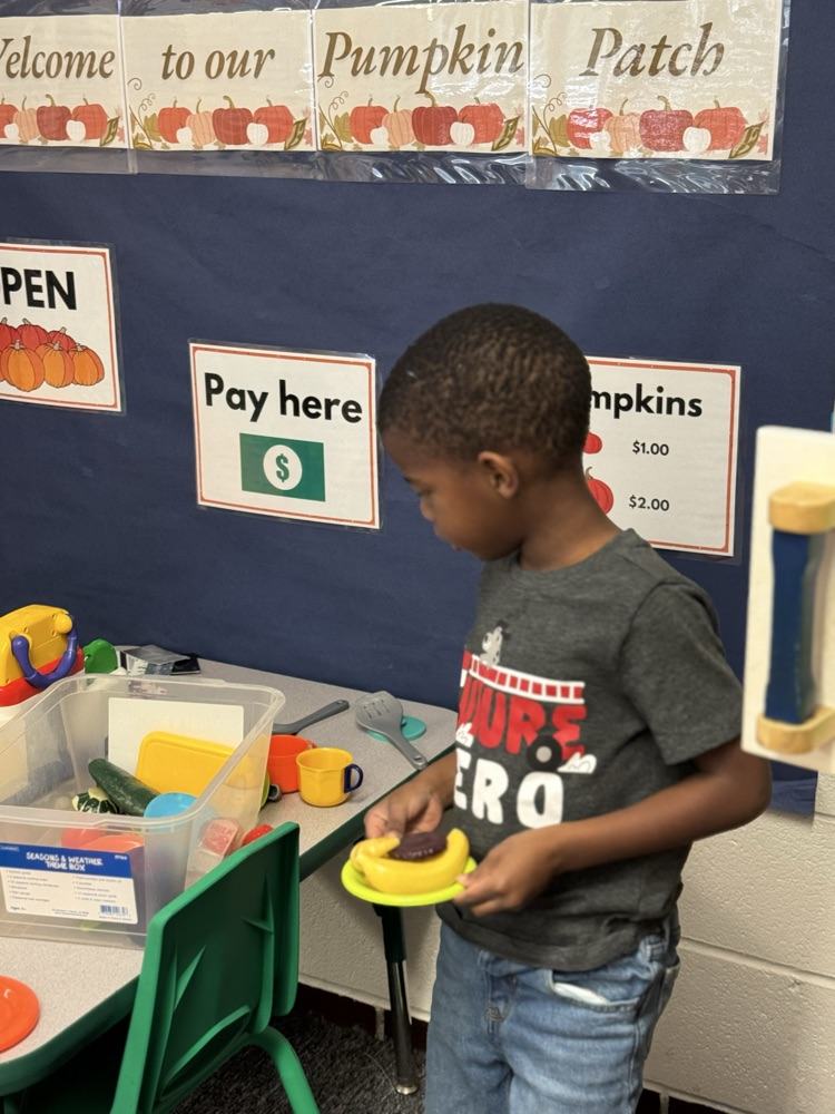students playing in dramatic play