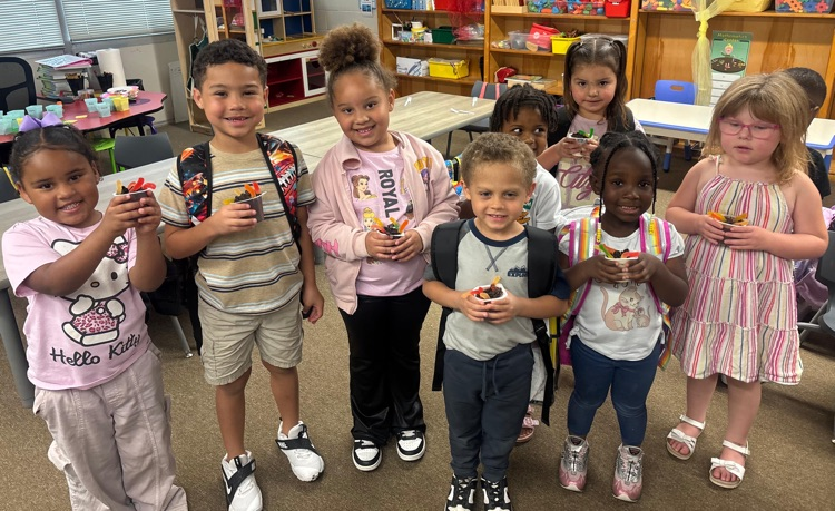 students eating snack