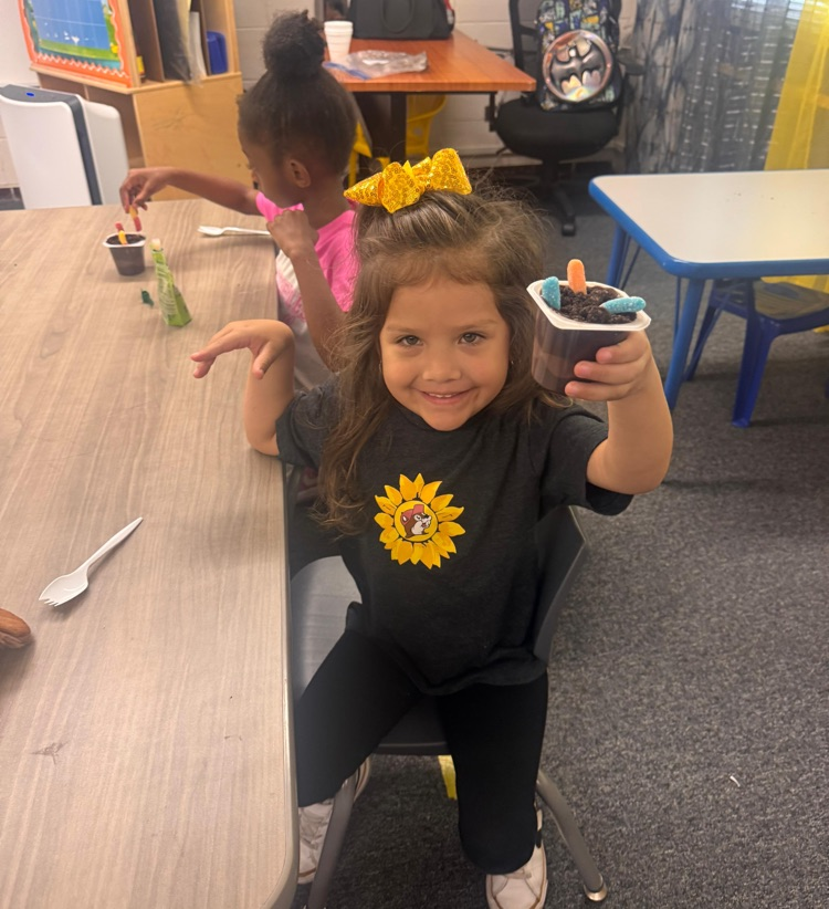 students eating snack