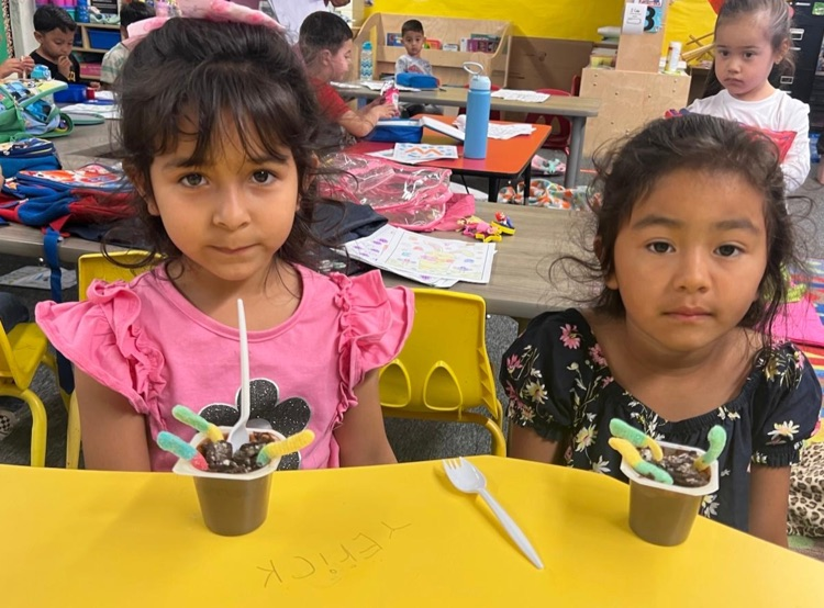 students eating snack