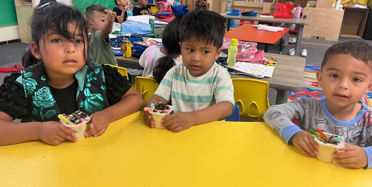 students eating snack