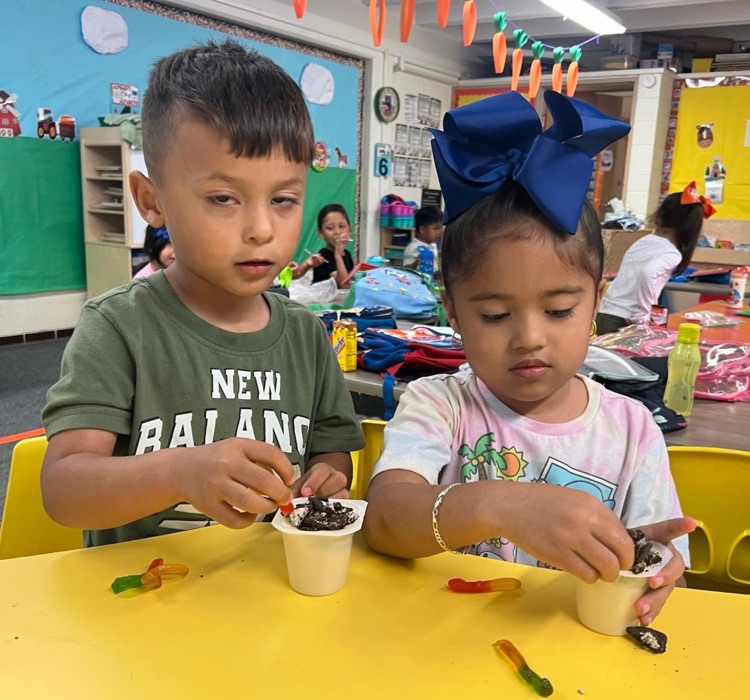 students eating snack