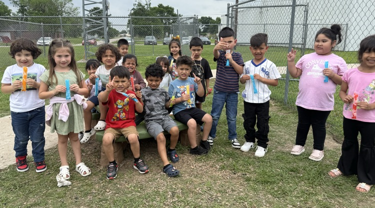 students holding ice pops